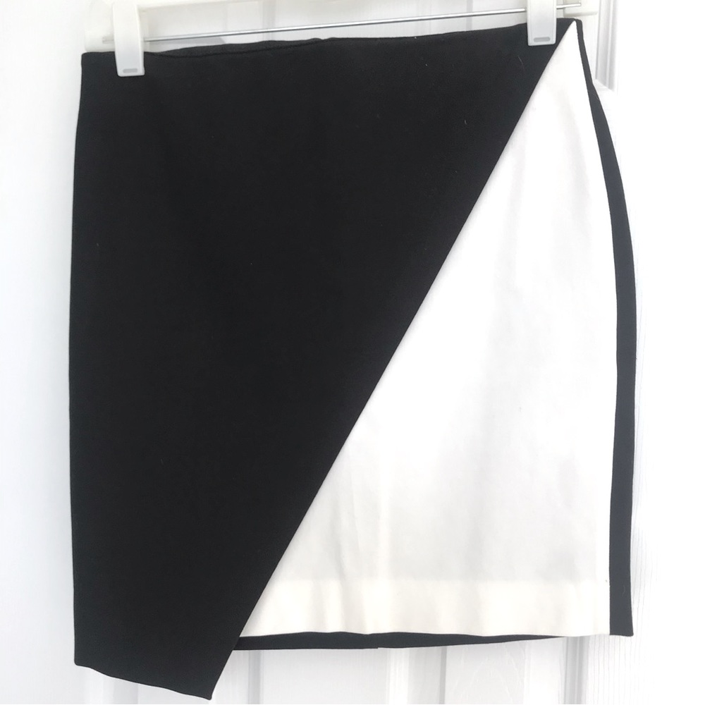 Banana Republic Asymmetrical Black and White Color Block Mini Skirt Size 0